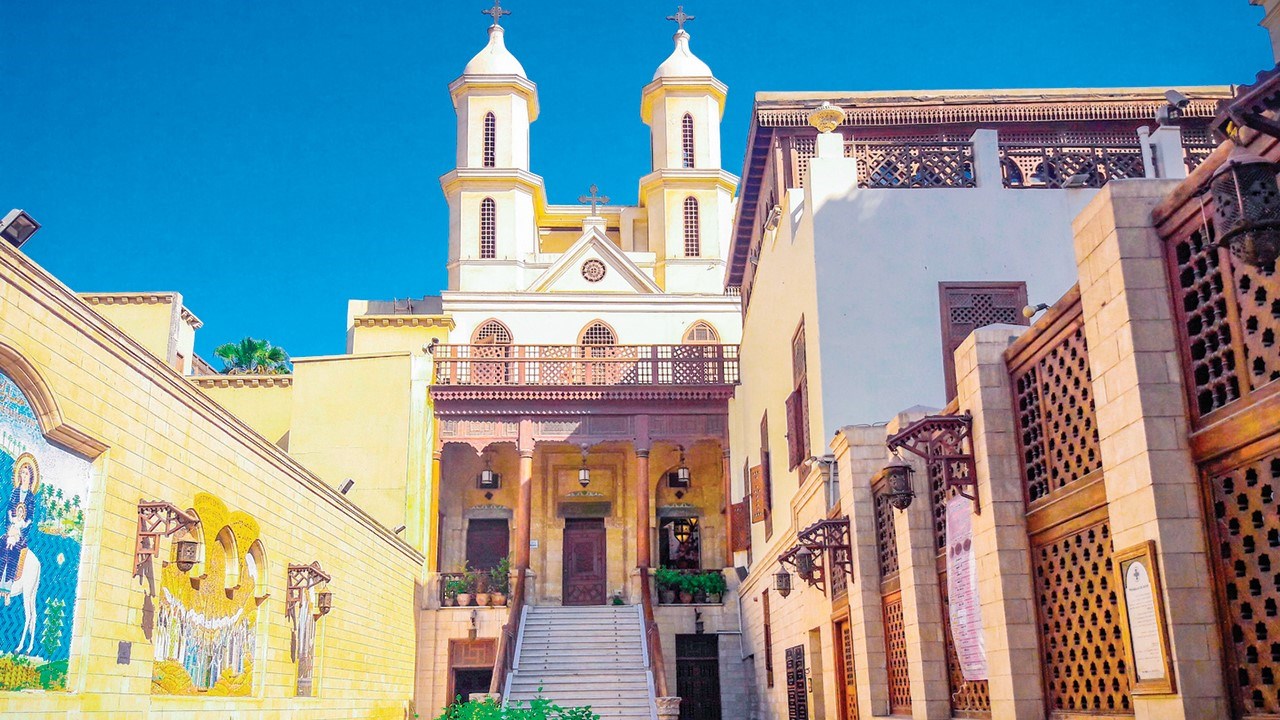 الإساءة لـ الإنجيل إساءة لكل المصريين غضب شعبي يلاحق سائحاً استهزأ بقدسية الكنيسة المعلقة 4 الكنيسة المعلقة