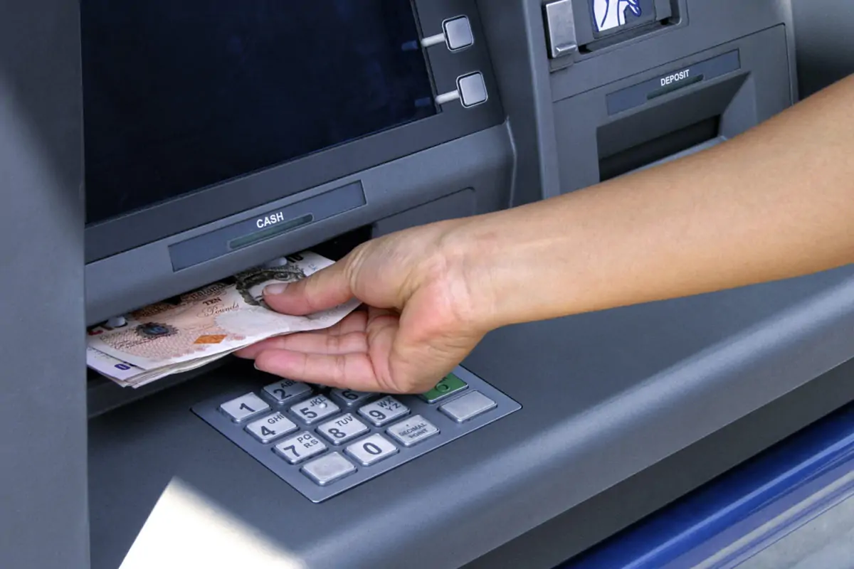 لو ماكينة الATM بلعت الفيزا تعرف على 6 خطوات تنفذ البطاقة الاتمانية بسرعة 2 ماكينة ATM لأحد البنوك