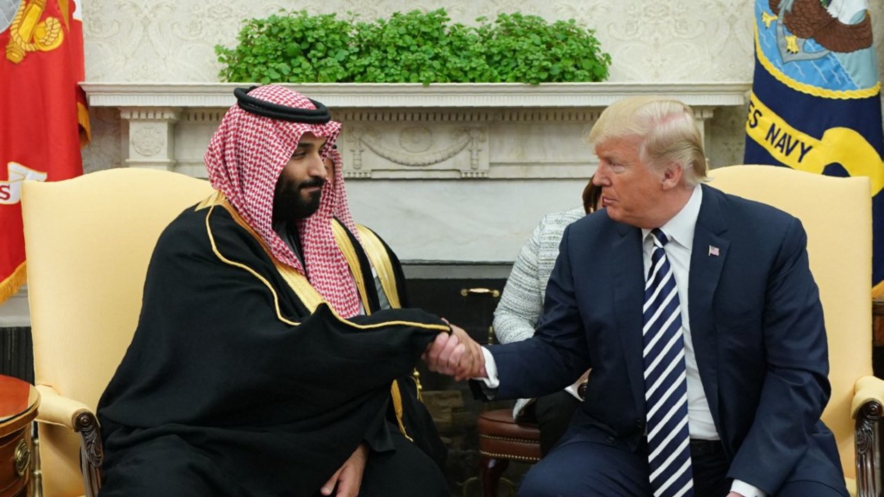 إثارة ضجة عارمة عقب ما كشفه تحليل لغة جسد محمد بن سلمان بجانب الرئيس الامريكي ترامب 6 تحليل لغة جسد محمد بن سلمان