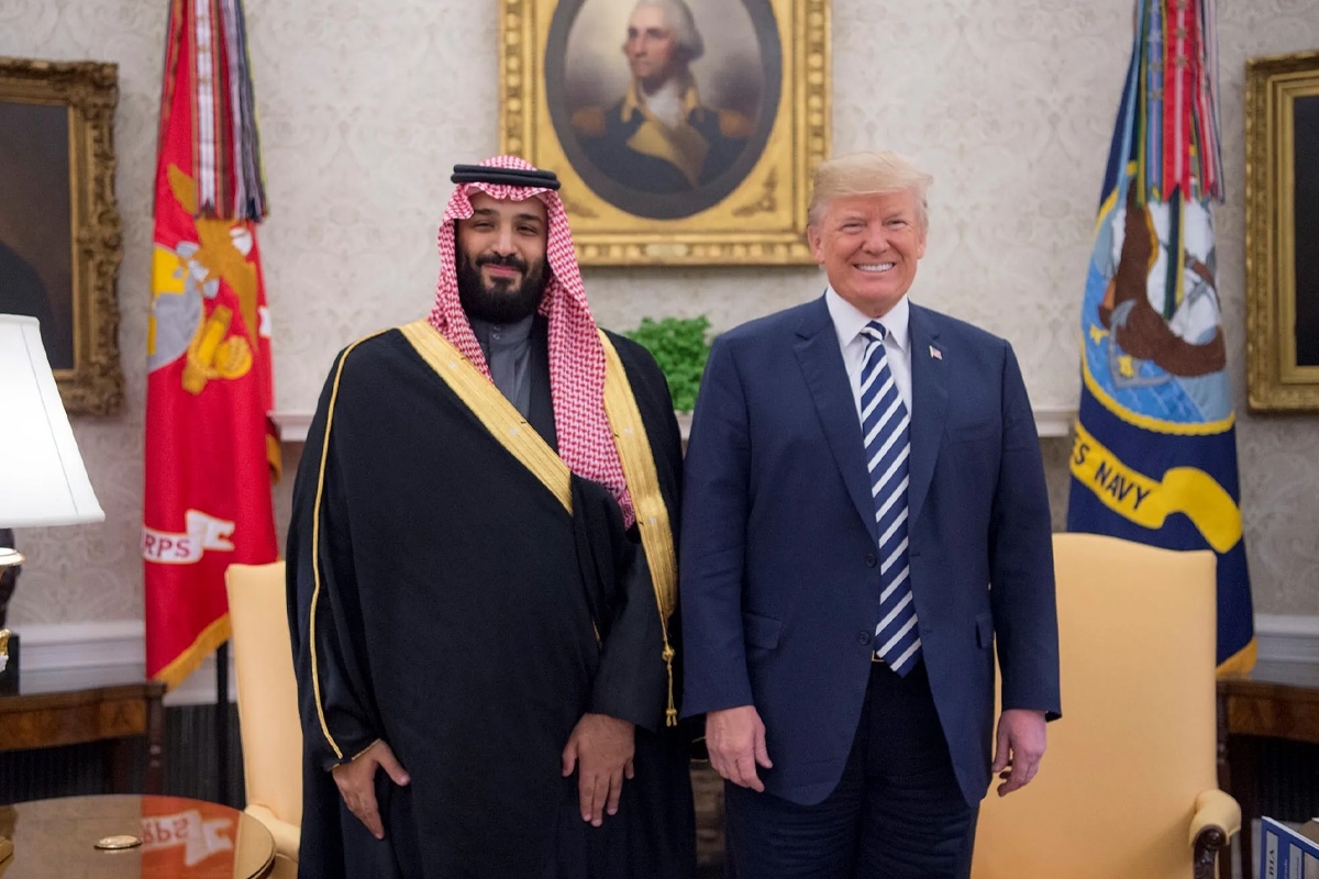 إثارة ضجة عارمة عقب ما كشفه تحليل لغة جسد محمد بن سلمان بجانب الرئيس الامريكي ترامب 2 أول إتصال لدونالد ترامب مع محمد بن سلمان