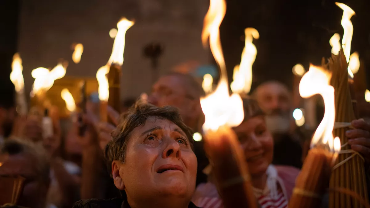 من قلب القدس إلى قلب القاهرة البابا تواضروس يستقبل النور المقدس في لحظات إيمانية مهيبة 3 كنائس فلسطين تحيي احتفالية سبت النور