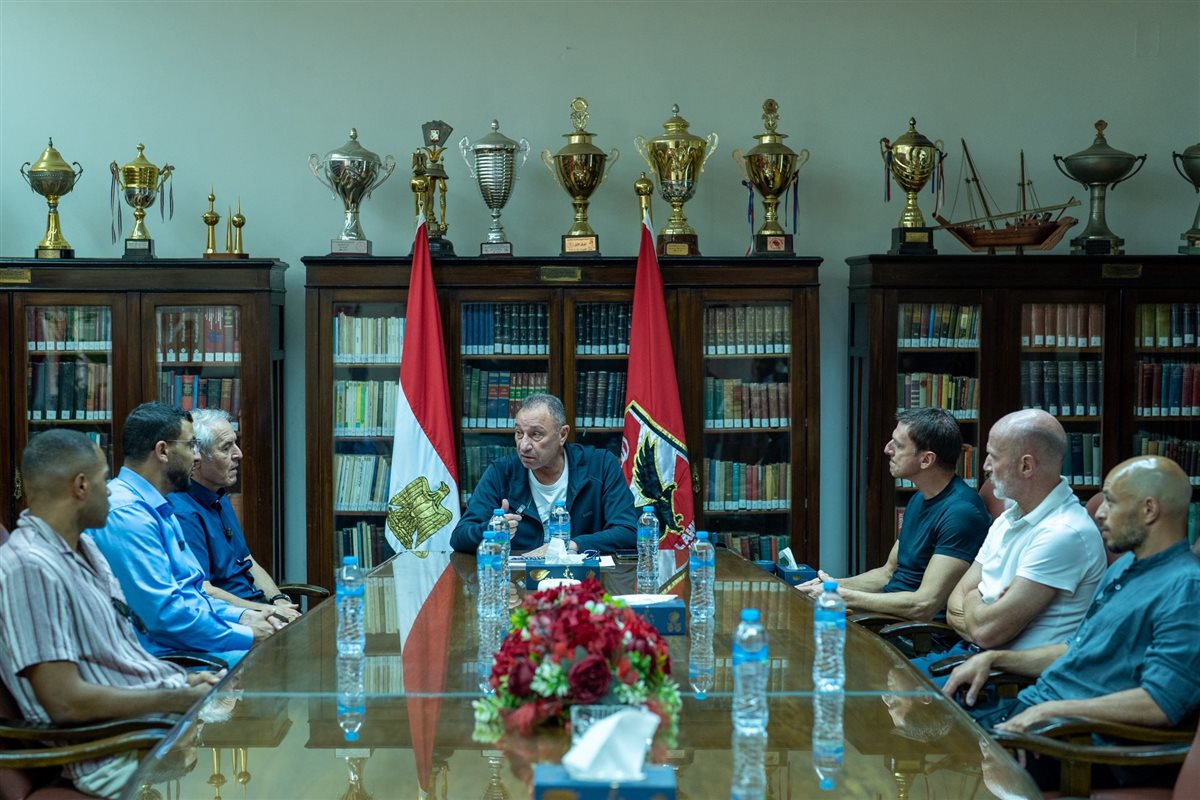 نجم النادي الأهلي يوضح مشاكل في أوضة اللبس بالفريق الأحمر محدش يطلع يكدبنا 4 الخطيب