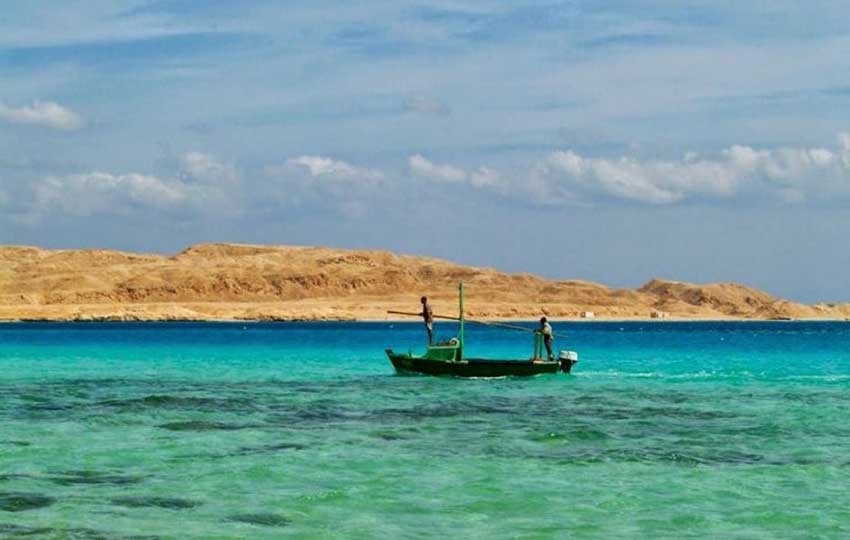 الأرصاد الجوية تحذر المصطافين من سرعة الرياح على هذة الشواطئ 2 انحسار مياه البحر الأحمر في الغردقة