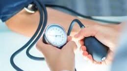 3 وصفات طبيعية لعلاج ارتفاع الضغط رخيصة وبتتحضر فى ثواني 2 مرضى ضغط الدم