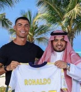 بـ حصة في النادي ونصف مليار إسترليني كريستيانو رونالدو يُجدد عقده مع النصر السعودي حتى 2027 2 تفاصيل العقد الجديد لـ رونالدو
