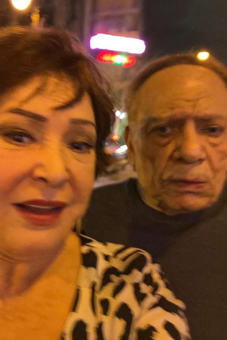 كشف حقيقة ظهور الزعيم عادل إمام مع لبلبة بشوارع القاهرة عقب أثارة الجدل على مواقع التواصل الاجتماعي 2 حقيقة ظهور الزعيم عادل إمام مع لبلبة
