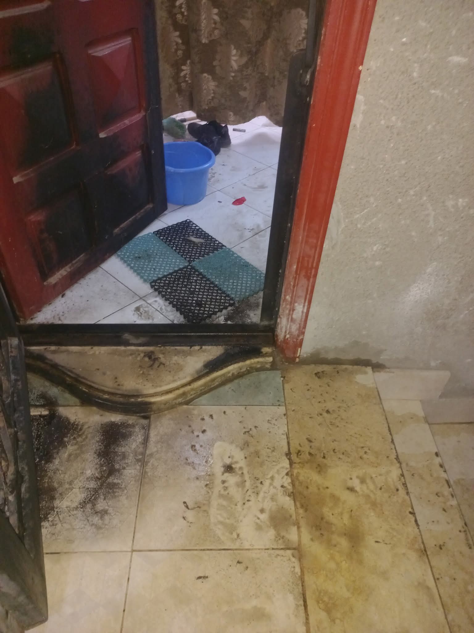 بالصور استغاثة مهندس قبطي بعدما تعرض هو وأسرته لمحاولة انهاء حياتهم من جيرانه حاولوا إحراق شقتي بالجيزة ولم يتم اتخاذ إجراء ضدهم 3 استغاثة مهندس قبطي