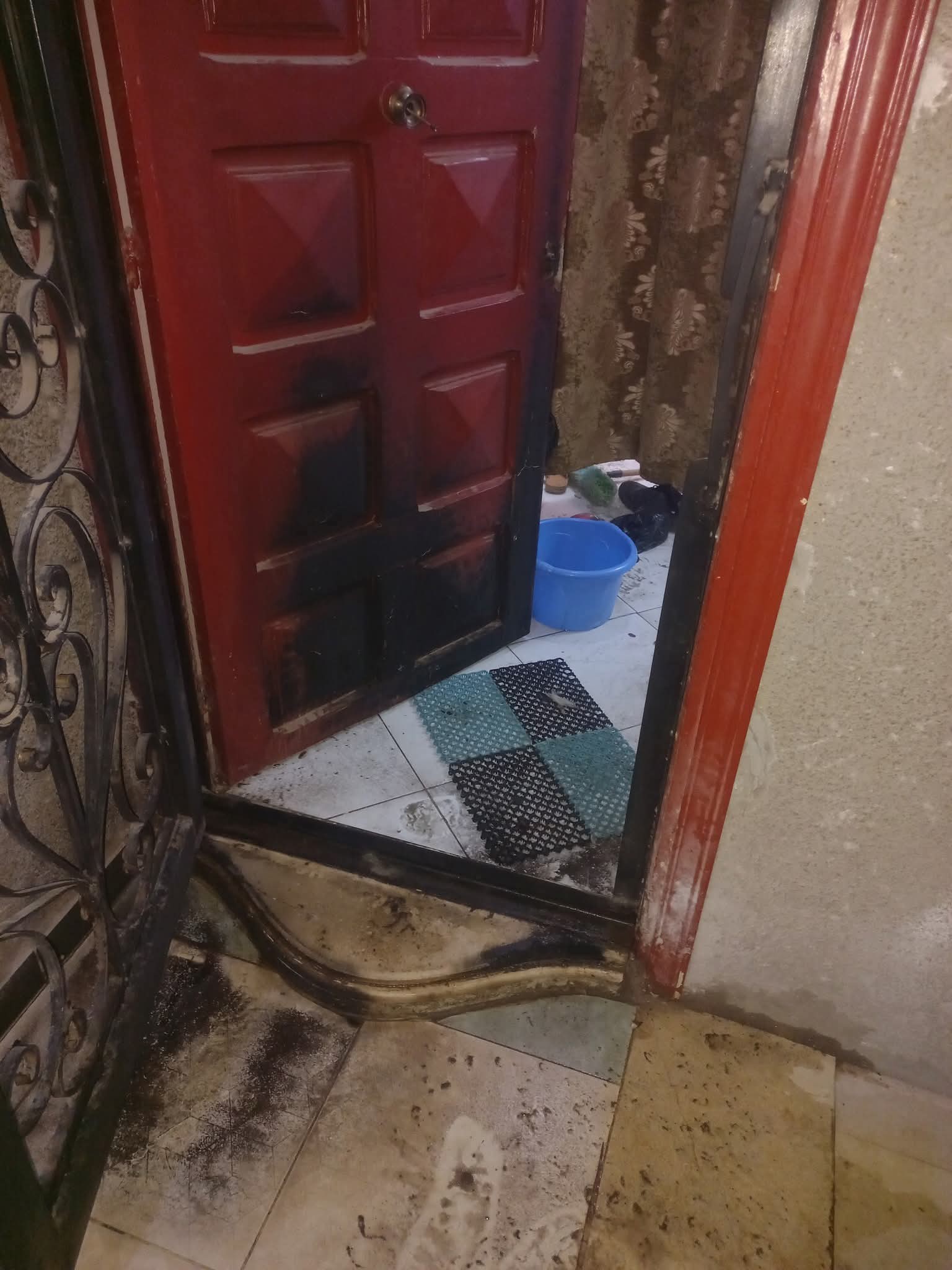 بالصور استغاثة مهندس قبطي بعدما تعرض هو وأسرته لمحاولة انهاء حياتهم من جيرانه حاولوا إحراق شقتي بالجيزة ولم يتم اتخاذ إجراء ضدهم 4 استغاثة مهندس قبطي