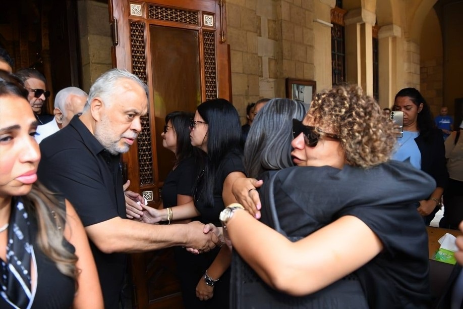 سندى راح بالفيديو انهيار زوجة الفنان لطفي لبيب لحظة خروج جثمانه من كنيسة مارمرقس 4 جنازة الفنان لطفي لبيب