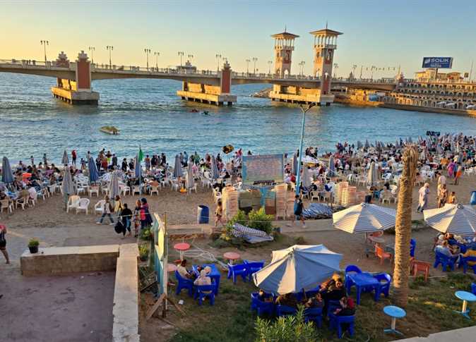 الأرصاد الجوية تحذر المصطافين من سرعة الرياح على هذة الشواطئ 3 قرار محافظ الإسكندرية ممنوع بعد الساعة 7 نزول البحر