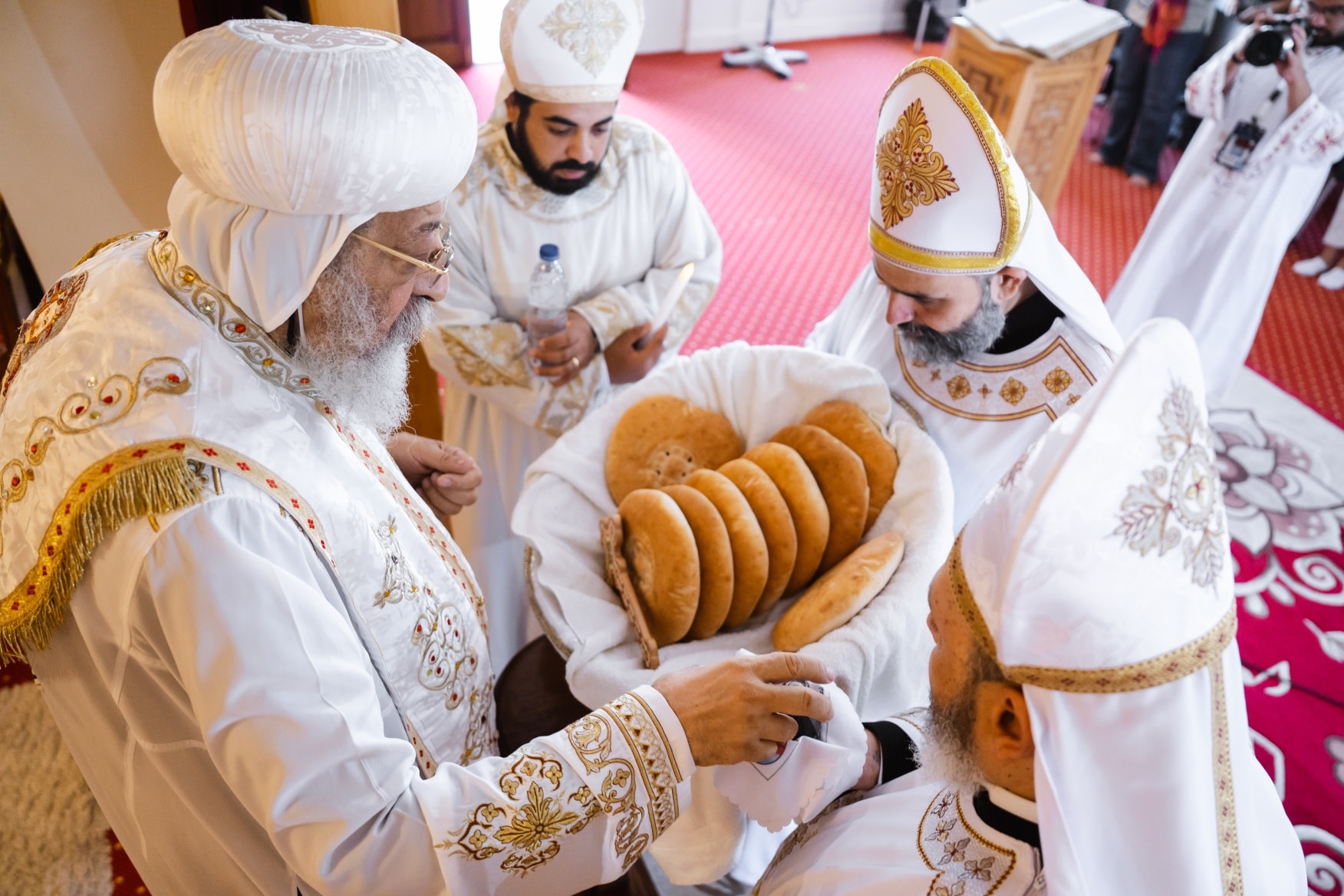 بالصور البابا تواضروس الثاني يصلي لقان و قداس عيد الرسل مع شباب أسبوع الخدمة العالمي 4 البابا تواضروس الثاني يصلي لقان و قداس عيد الرسل