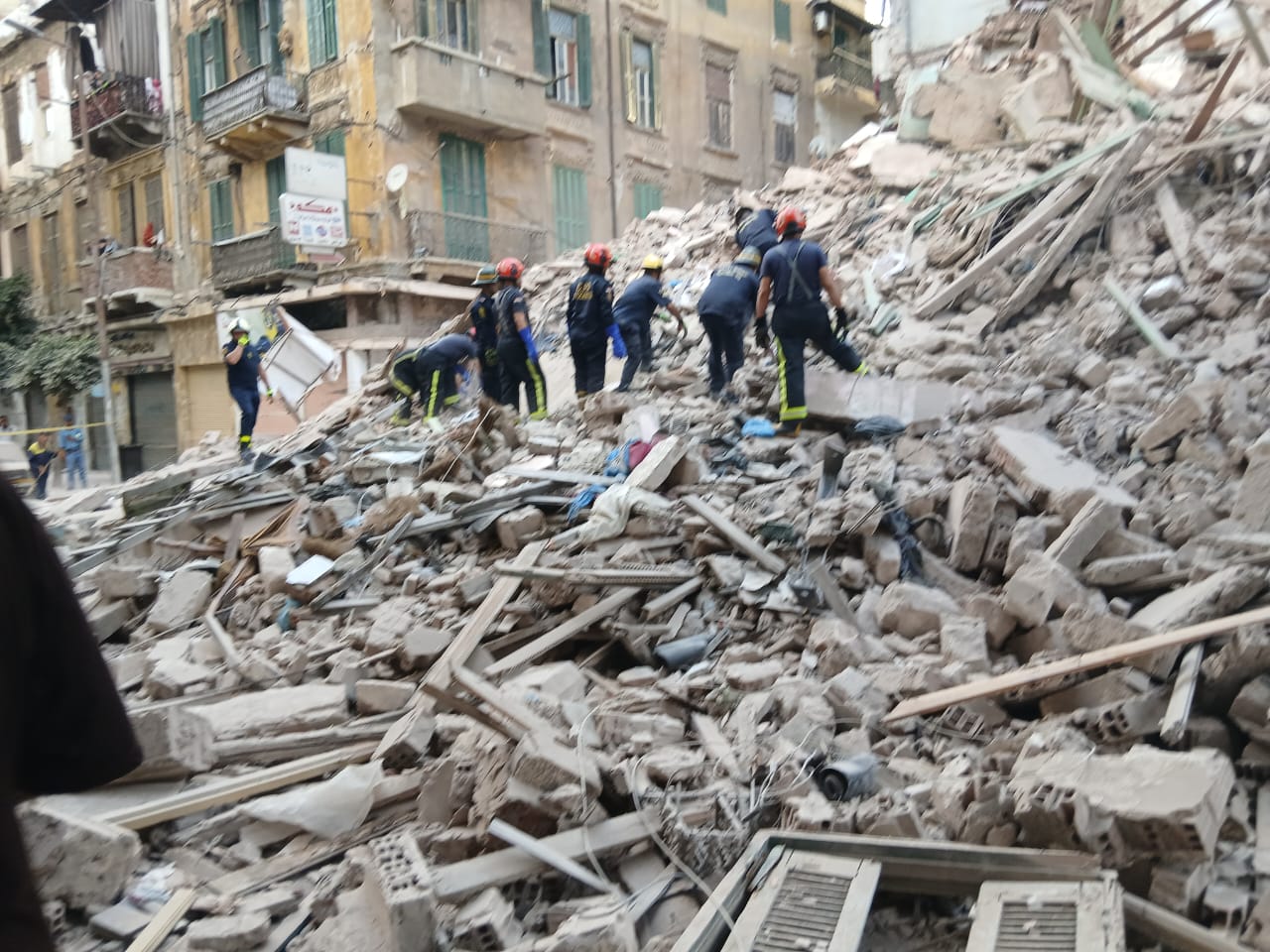 بالصور انهيار عقار العطارين بالإسكندرية وانباء عن وفاة وإصابة 7 أشخاص 2 انهيار عقار العطارين بالإسكندرية