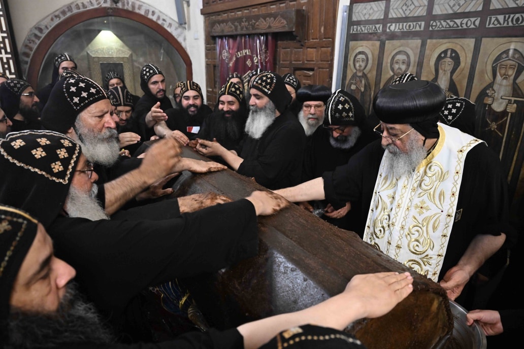بالصور البابا تواضروس الثاني يطيب جسد القديس الأنبا بيشوي في ديره بوادي النطرون بمناسبة عيده 2 البابا تواضروس الثاني يطيب جسد القديس الأنبا بيشوي