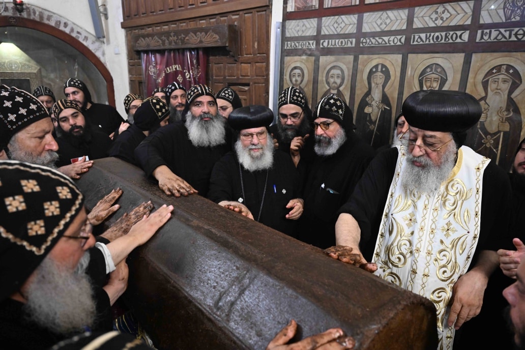 بالصور البابا تواضروس الثاني يطيب جسد القديس الأنبا بيشوي في ديره بوادي النطرون بمناسبة عيده 3 البابا تواضروس الثاني يطيب جسد القديس الأنبا بيشوي