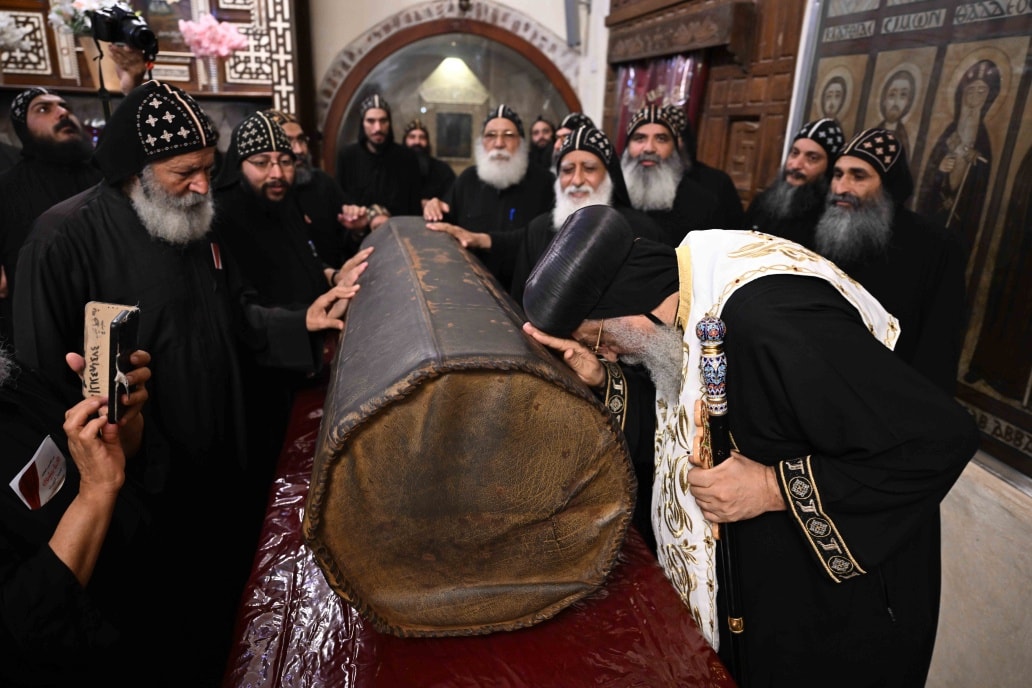 بالصور البابا تواضروس الثاني يطيب جسد القديس الأنبا بيشوي في ديره بوادي النطرون بمناسبة عيده 5 البابا تواضروس الثاني يطيب جسد القديس الأنبا بيشوي