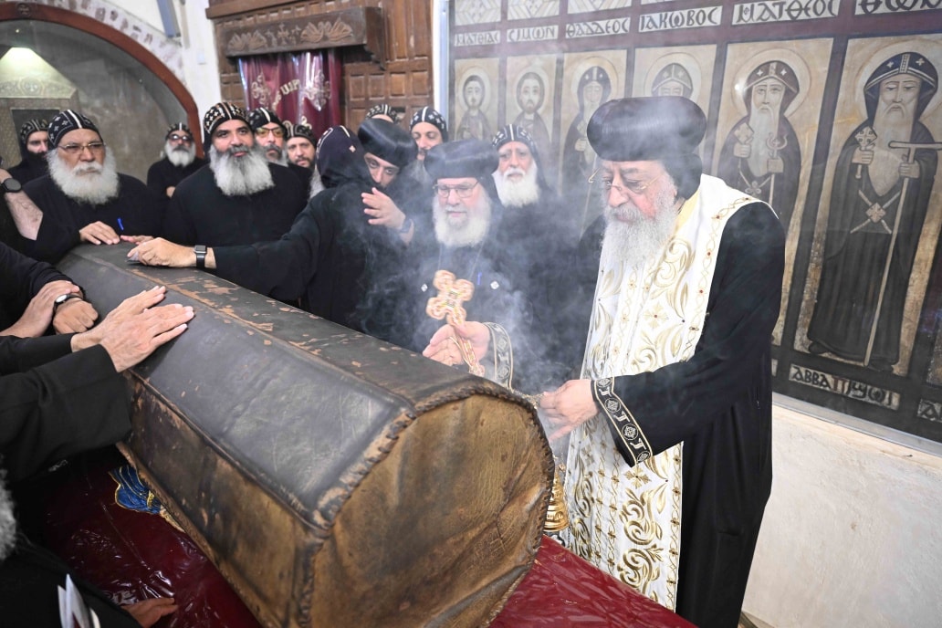 بالصور البابا تواضروس الثاني يطيب جسد القديس الأنبا بيشوي في ديره بوادي النطرون بمناسبة عيده 4 البابا تواضروس الثاني يطيب جسد القديس الأنبا بيشوي