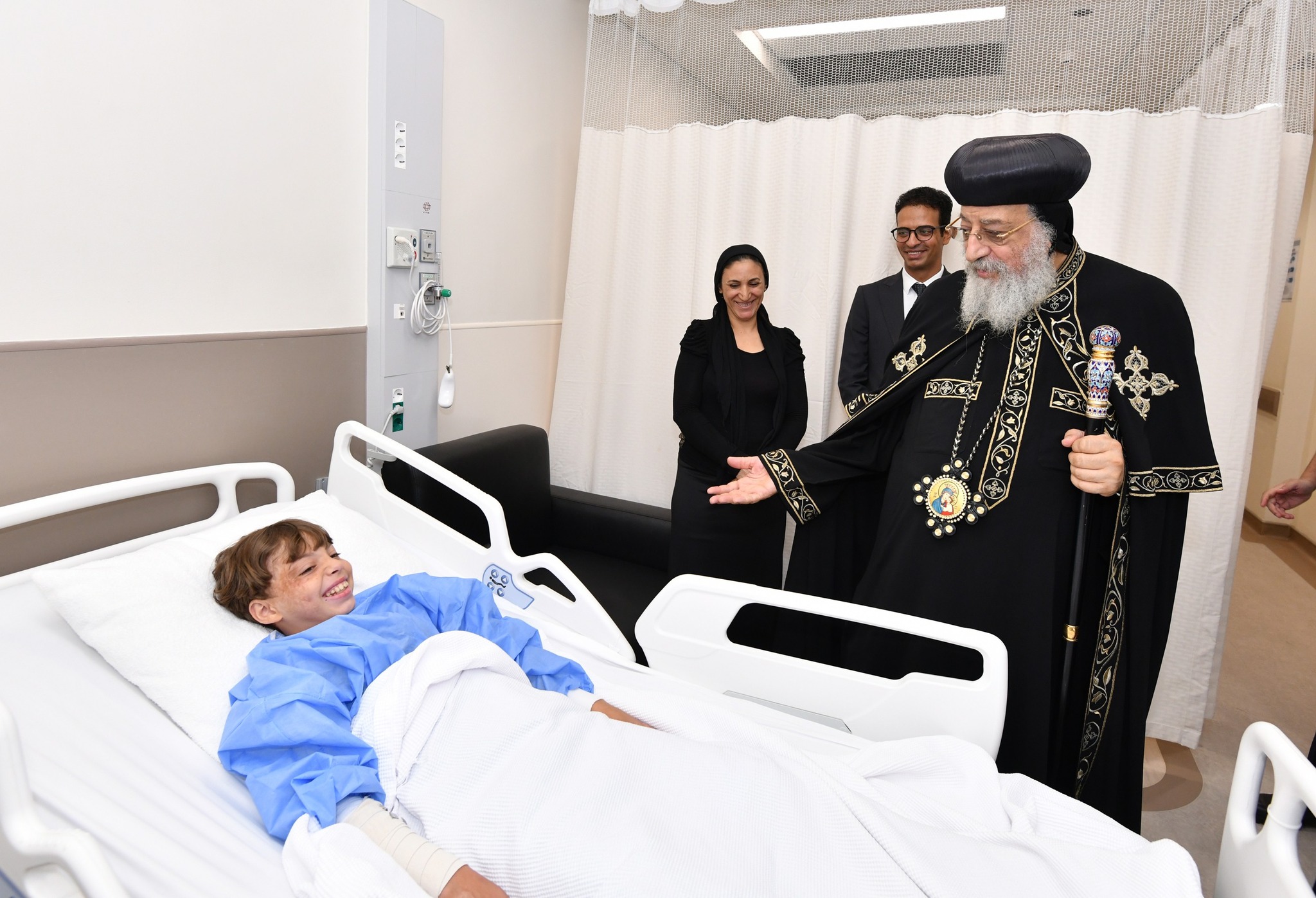 بالصور زيارة البابا تواضروس الثاني لمستشفى أهل مصر لعلاج الحروق ويشيد بدورها الإنساني 2 زيارة البابا تواضروس الثاني لمستشفى أهل مصر