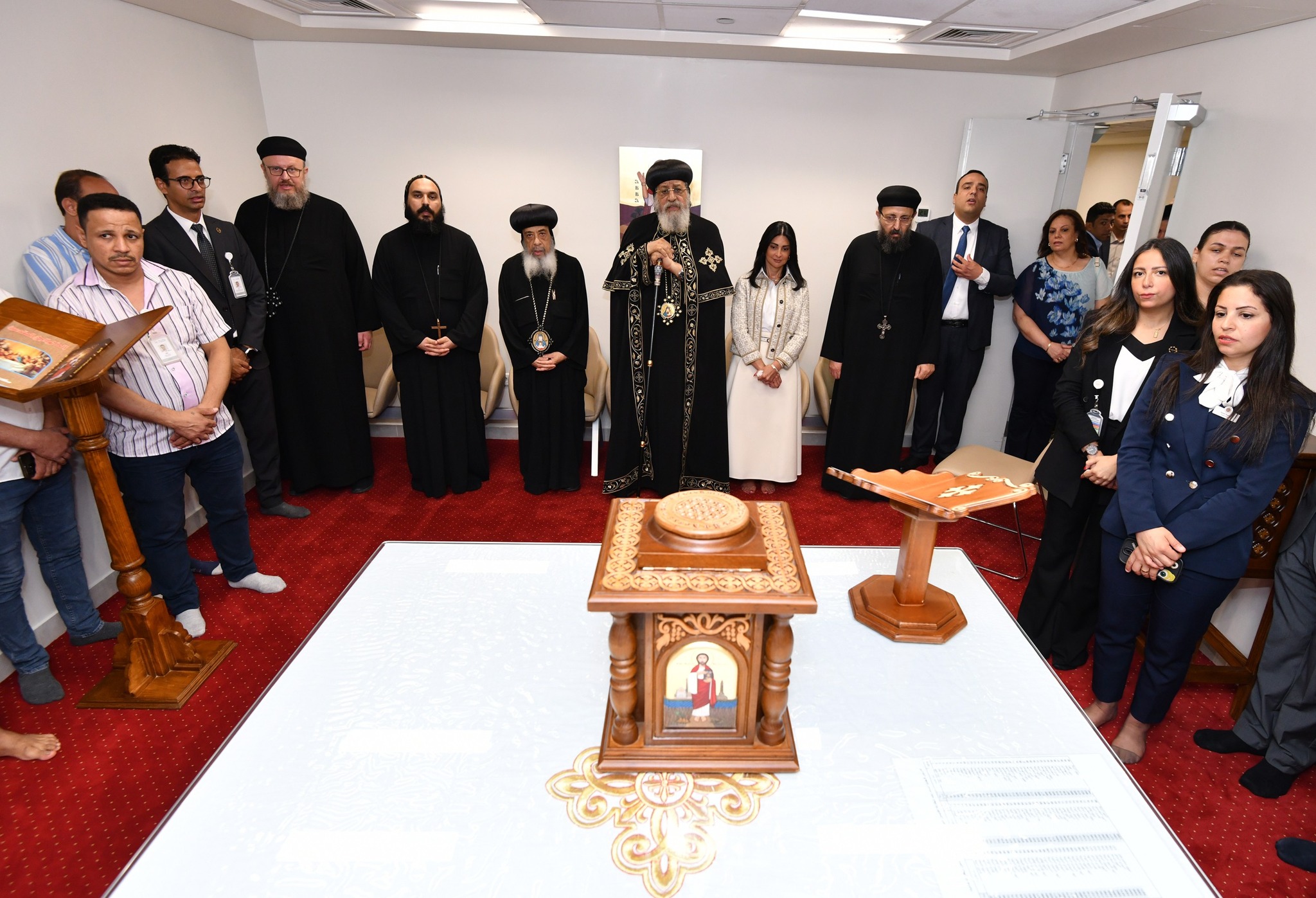 بالصور زيارة البابا تواضروس الثاني لمستشفى أهل مصر لعلاج الحروق ويشيد بدورها الإنساني 4 زيارة البابا تواضروس الثاني لمستشفى أهل مصر