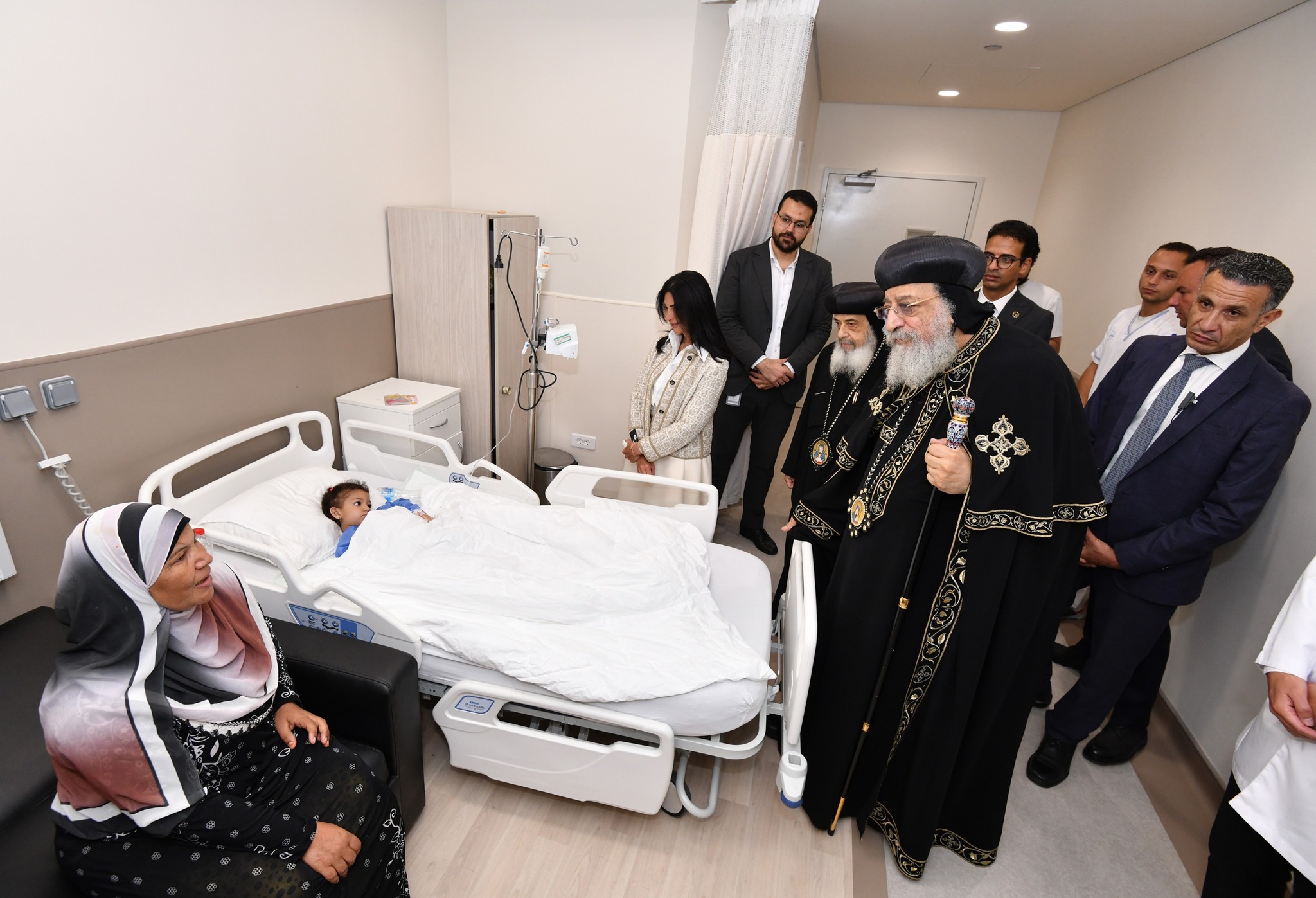 بالصور زيارة البابا تواضروس الثاني لمستشفى أهل مصر لعلاج الحروق ويشيد بدورها الإنساني 5 زيارة البابا تواضروس الثاني لمستشفى أهل مصر