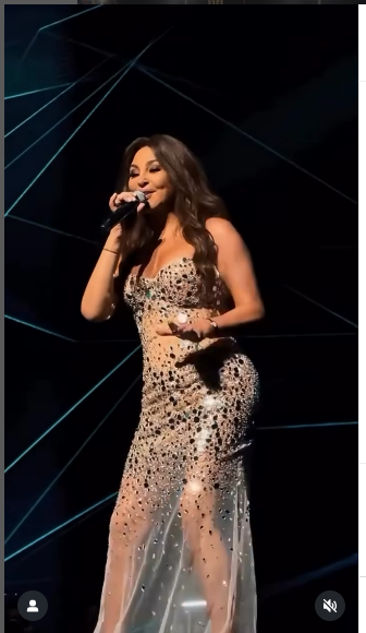 بالصور ناقد الموضة يحرج الفنانة إليسا بسبب فستانها خلال إحيائها حفلا غنائيا في جدة 3 الفنانة إليسا