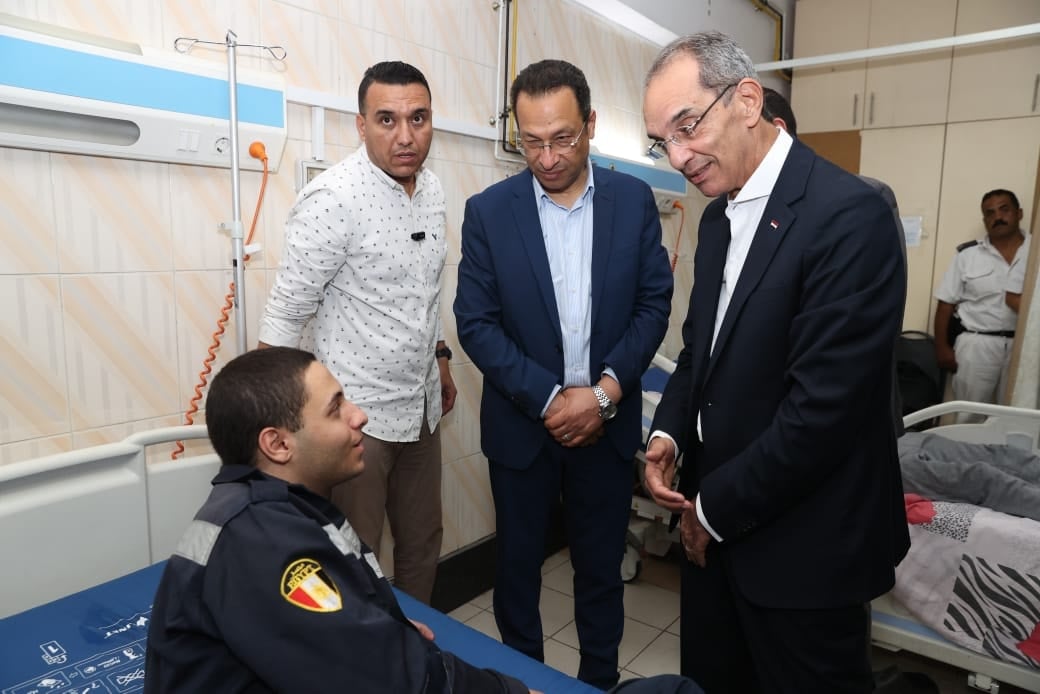 حريق سنترال رمسيس قرار وزير الاتصالات بشان المتضررين من الحادث 2 وزير الاتصالات يزور مصابى حريق سنترال رمسيس