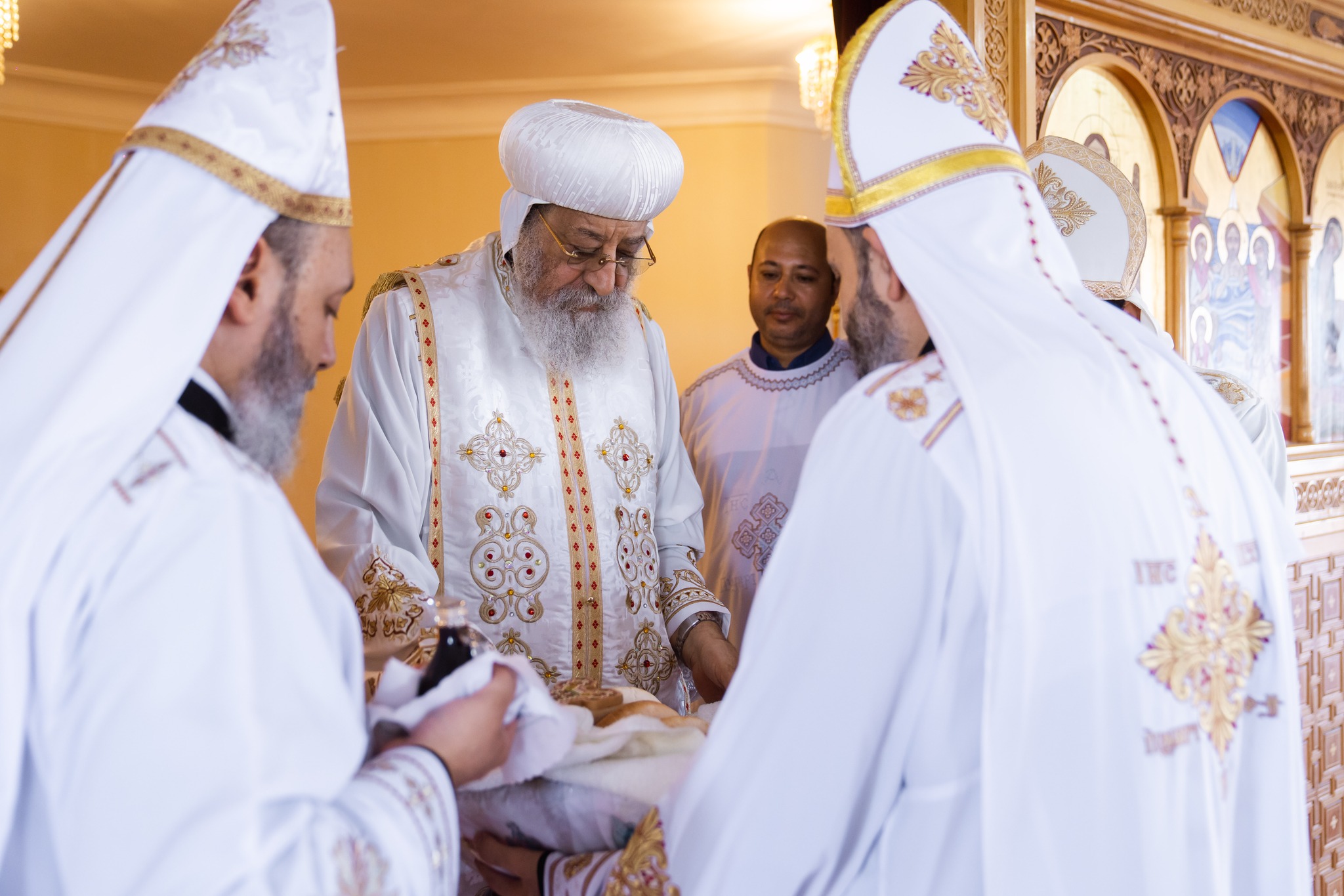 بالصور البابا تواضروس الثاني يصلي لقان و قداس عيد الرسل مع شباب أسبوع الخدمة العالمي 3 البابا تواضروس الثاني يصلي لقان و قداس عيد الرسل