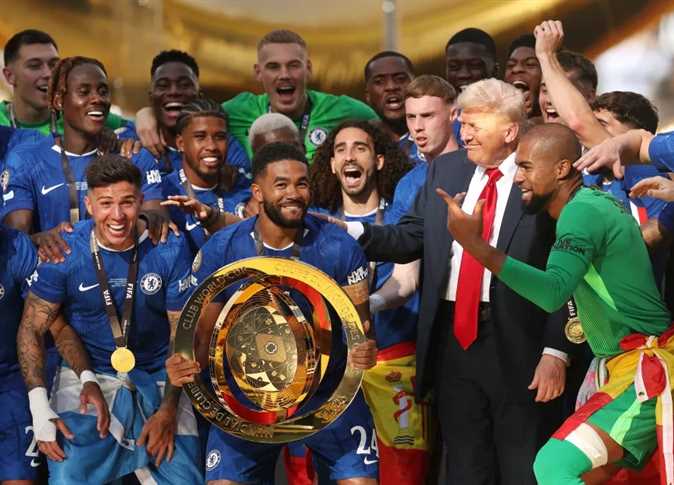 سيبقى عندي في البيت الأبيض ترامب يخطف كأس العالم للأندية من تشيلسي 2 ترامب يثير الجدل