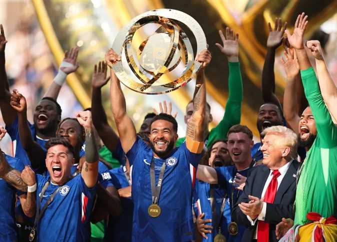 سيبقى عندي في البيت الأبيض ترامب يخطف كأس العالم للأندية من تشيلسي 3 ترامب يشارك في التتويج