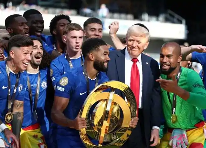 سيبقى عندي في البيت الأبيض ترامب يخطف كأس العالم للأندية من تشيلسي 4 رسائل سياسية من ترامب