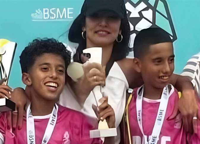 من جديد الموت يفجع الفنانة زينة بعد أيام من وفاة شقيقها 4 زينة وأبناؤها