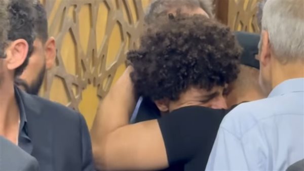 شاهد ماحدث لنجل تيمور تيمور مدير التصوير الراحل في العزاء مشهد أبكى الحاضرين 3 انهيار نجل تيمور تيمور