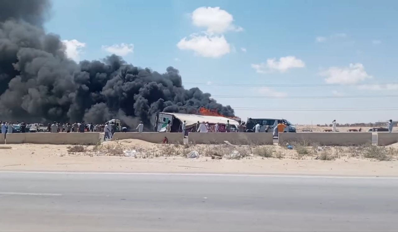 أولى لقطات لحادث طريق مطروح الإسكندرية المروع وارتفاع أعداد المتوفين والمصابين 5 حادث طريق مطروح الإسكندرية