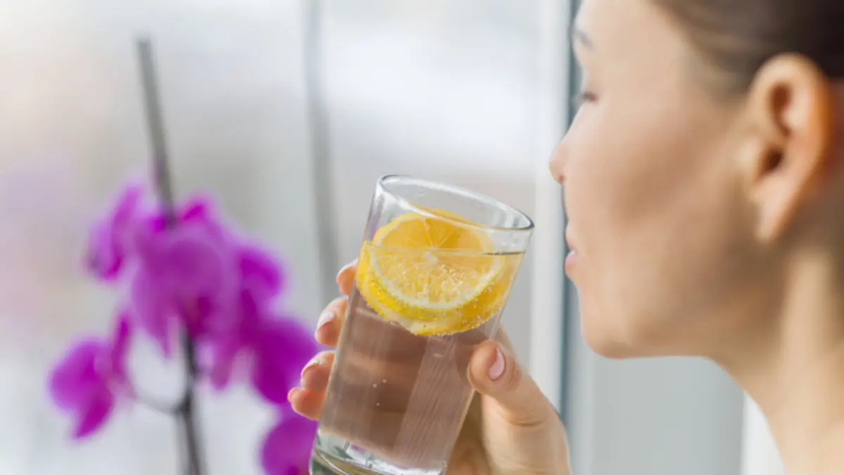 ماء الليمون فوائد كثيرة ولكن ليس للجميع أحذر مايسببه للبعض 2 شرب ماء الليمون