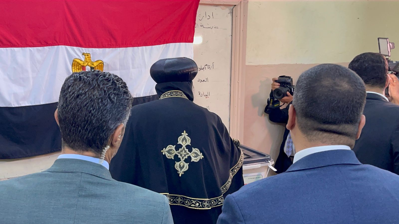 بالصور البابا تواضروس الثاني يدلي بصوته في انتخابات الشيوخ 2025 3 البابا تواضروس الثاني يدلي بصوته