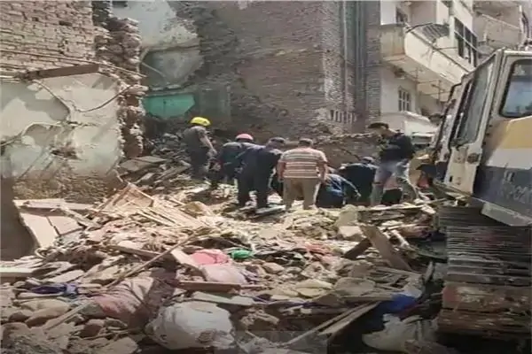 بالصور انهيار عقار سكني بمنطقة البراجيل وانباء عن وقوع حالة وفاة ومصابين 4 انهيار عقار سكني