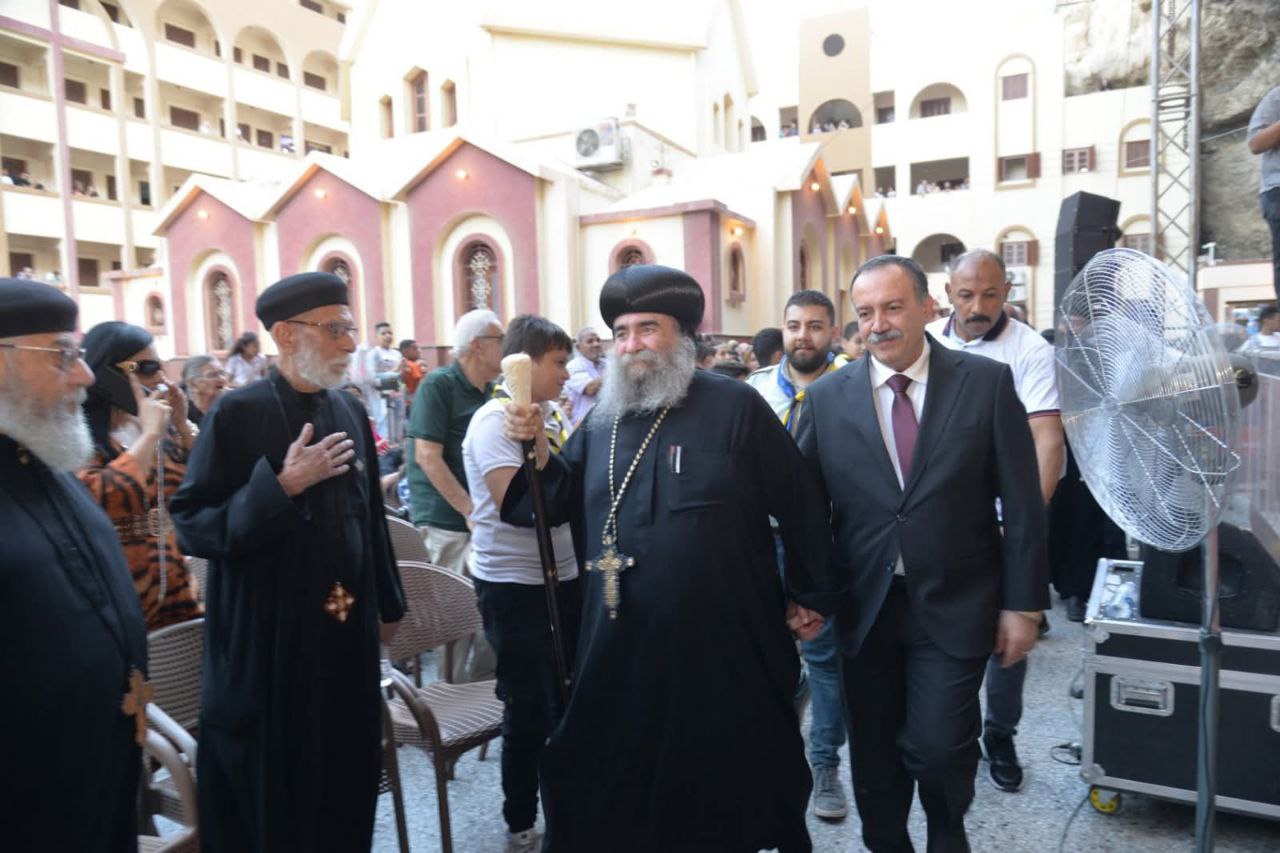 بالصور تفاصيل زيارة محافظ أسيوط لدير السيدة العذراء بجبل درنكة للتهنئة 3 زيارة محافظ أسيوط لدير السيدة العذراء
