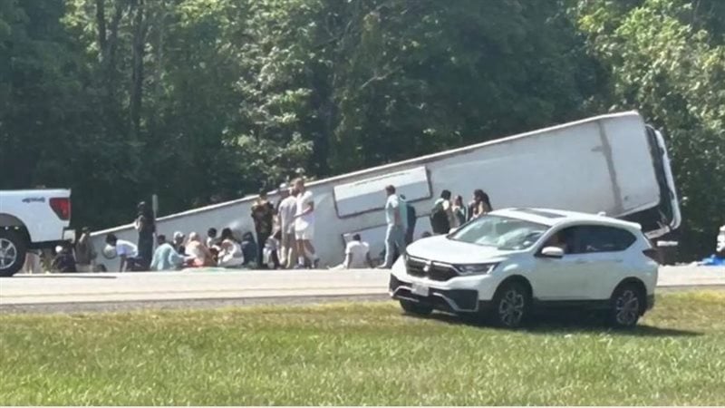 انقلاب حافلة سياحية في نيويورك يُسفر عن ضحايا وجرحى بينهم أطفال 4 إنقلاب حافلة سياحية