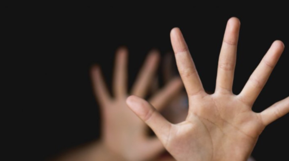 عرض عليها محمول وخاتم ذهب تفاصيل استدراج مدير مدرسة خاصة لطالبة ثانوي لغرفة الصلاة للاعتداء 2 استدراج مدير مدرسة خاصة لطالبة ثانوي