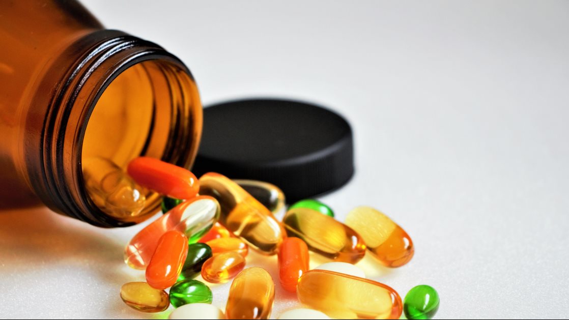دراسة تكشف أسرار صادمة حول فيتامينات إطالة العمر عقب إعلان عمرو أديب عن تناولها 3 أسرار صادمة حول فيتامينات إطالة العمر