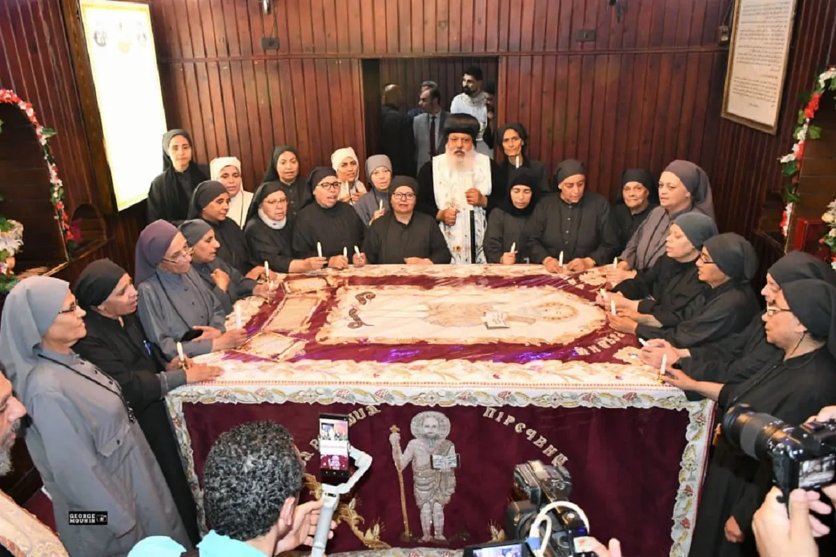 بالصور الأنبا ميخائيل يترأس تطييب رفات القديس الأنبا برسوم 2 تطييب رفات القديس الأنبا برسوم