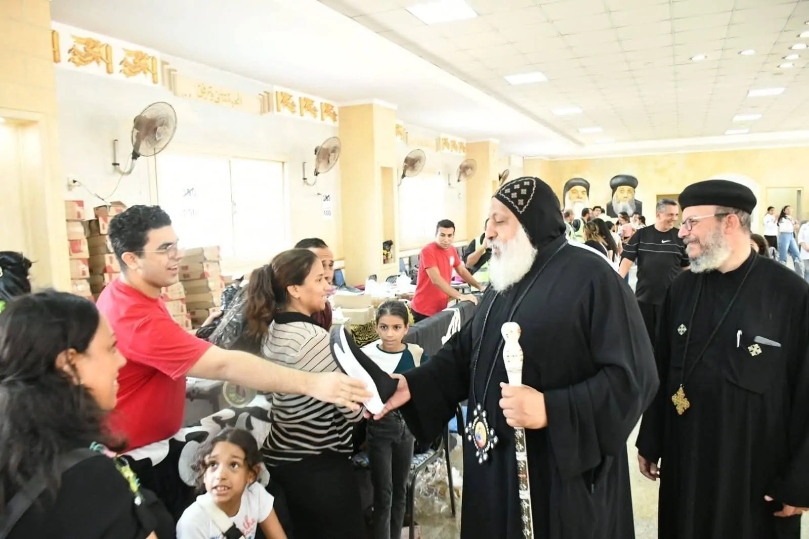 بالصور الأنبا ميخائيل يترأس تطييب رفات القديس الأنبا برسوم 5 الأنبا ميخائيل أسقف إيبارشية حلوان والمعصرة