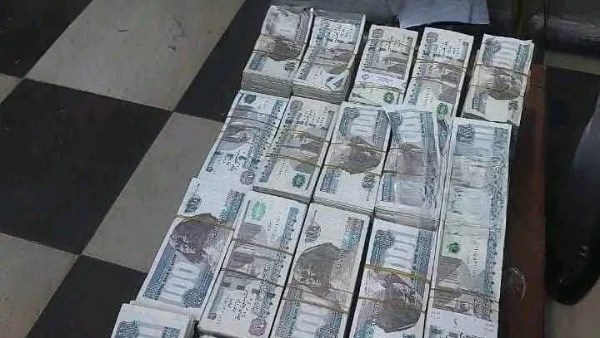 الأجهزة الأمنية تضبط الملايين لحظة اقتسامها بالأقصر ما شافوهمش وهما بيسرقوا شافوهم وهما بيتقاسموا 2 الاموال المضبوطة بالاقصر