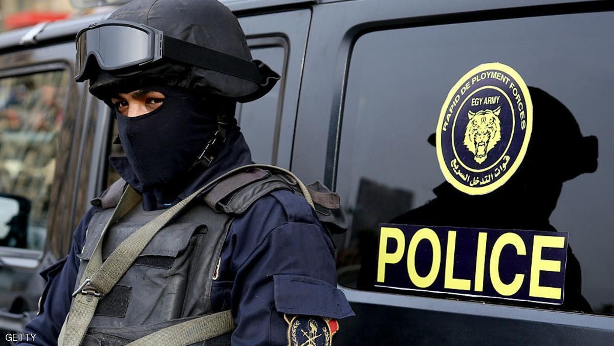 الأجهزة الأمنية تضبط الملايين لحظة اقتسامها بالأقصر ما شافوهمش وهما بيسرقوا شافوهم وهما بيتقاسموا 4 الأجهزة الأمنية تضبط الملايين