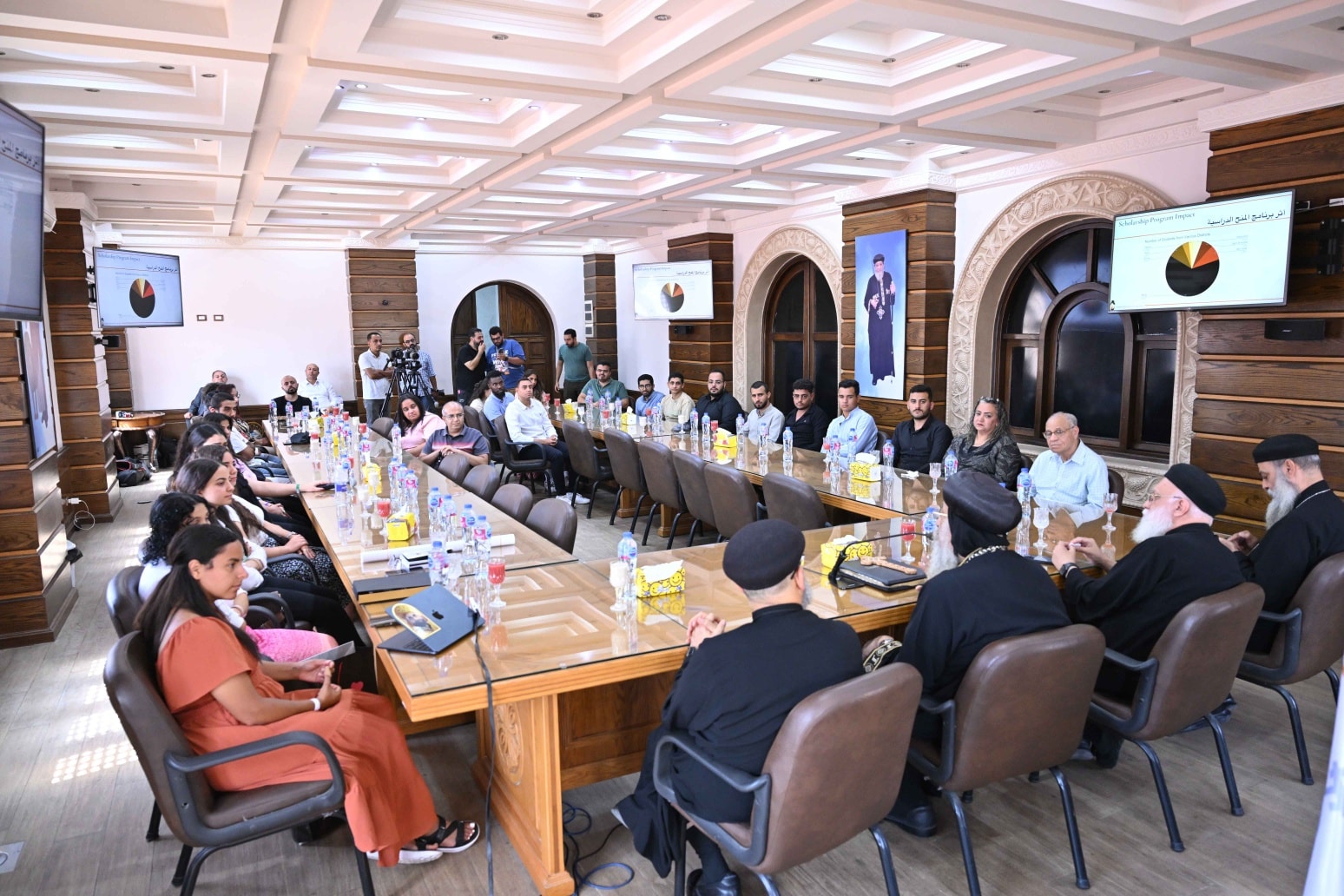بالصور تفاصيل لقاء البابا تواضروس الثاني بنيافة الأنبا مينا ونيافة الأنبا أنتوني وبمجموعة من شباب بأمريكا 4 البابا يلتقي مجموعة من شبابنا بأمريكا
