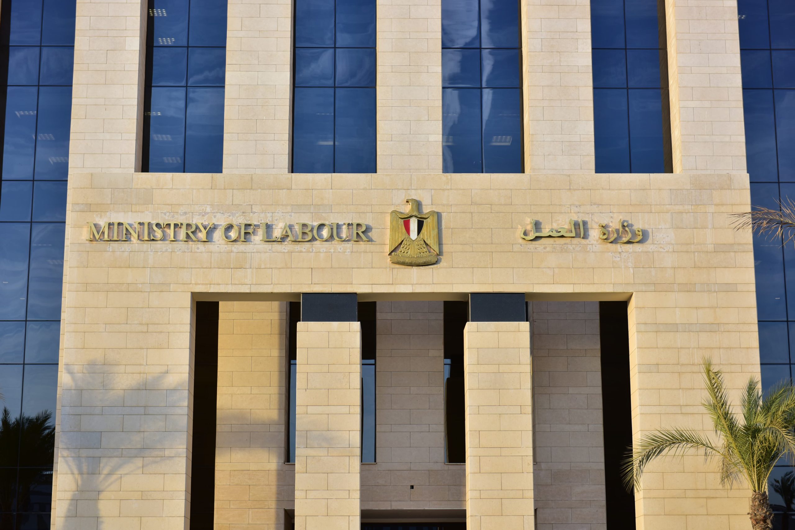 وزارة العمل تعلن فرص وظائف بمهنة التمريض بالإمارات برواتب تصل إلى 7000 درهم اعرف رابط التقديم 2 المستشفى تتحمل كافة مصاريف