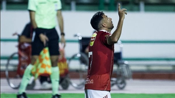 سر إشارة تريزيجيه في مباراة إنبي لجماهير النادي الأهلي 4 إشارة تريزيجيه في مباراة إنبي
