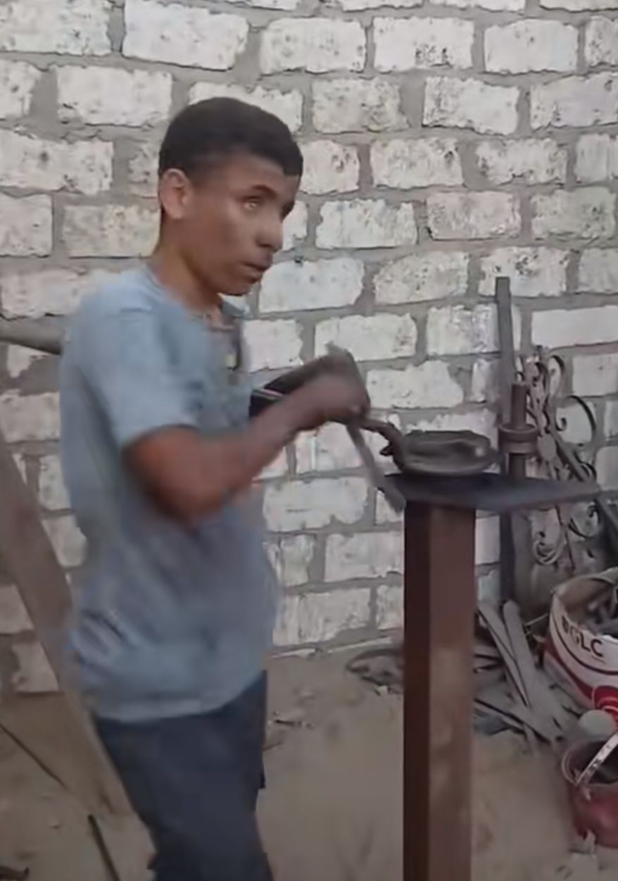 أول تعليق من الشاب شنودة الكفيف بعد تصدره التريند بعمله في ورشة لحام 2 الشاب شنودة الكفيف