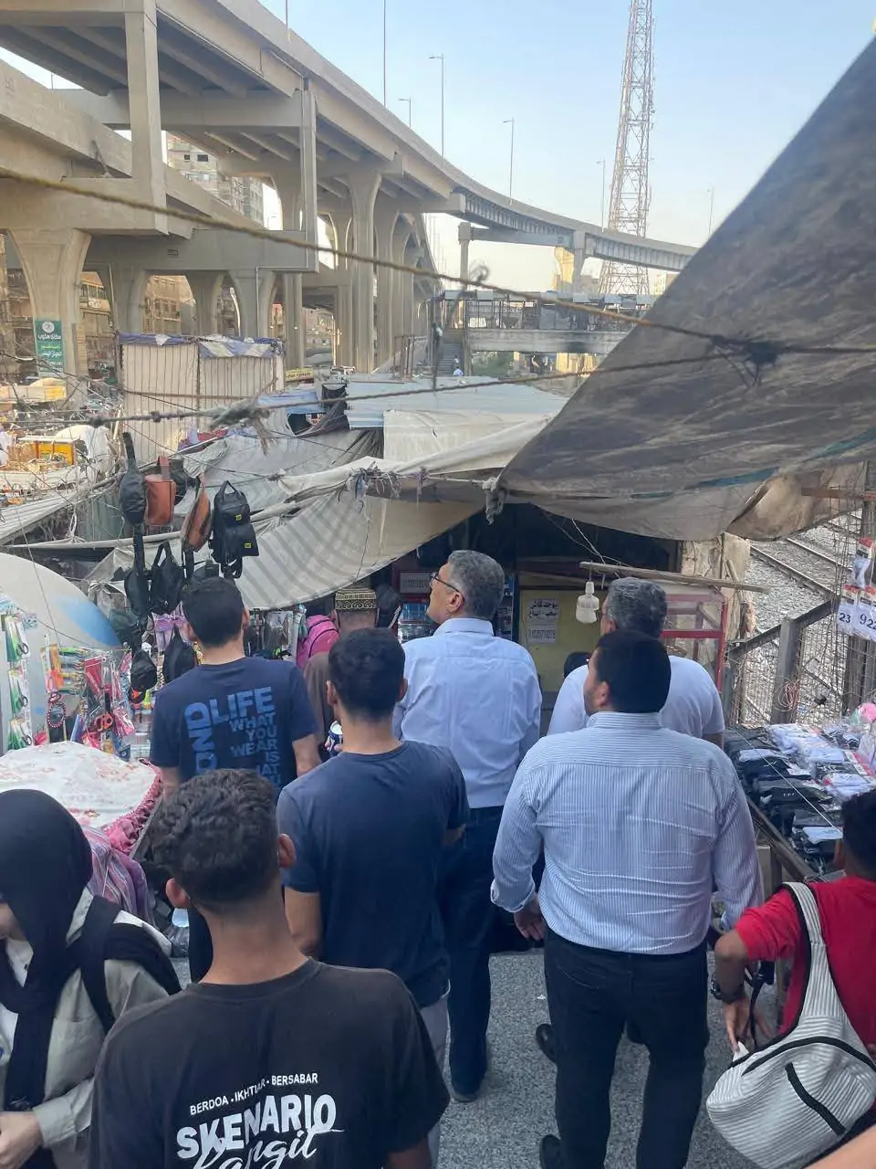 بالصور محافظ الجيزة يفاجئ مسئولي الأحياء بجولة تفقدية اتمشى لوحده في شوارع بولاق والدقي 2 محافظ الجيزة يفاجئ مسئولي الأحياء