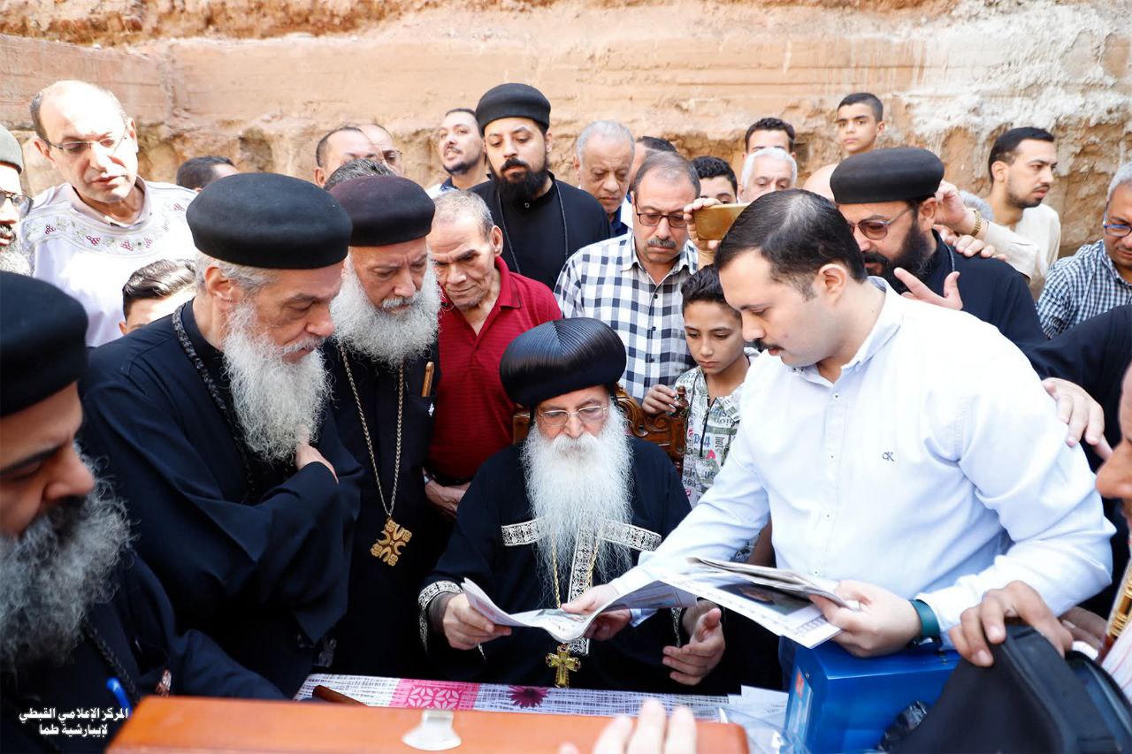 بعد قرار إعادة بنائها بالصور الأنبا إسحق يضع حجر الأساس لكنيسة العذراء بطما 2 الأنبا إسحق يضع حجر الأساس