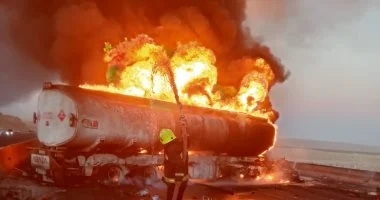 بالصور حريق سيارة مواد بترولية على الطريق الإقليمى 2 حريق سيارة مواد بترولية
